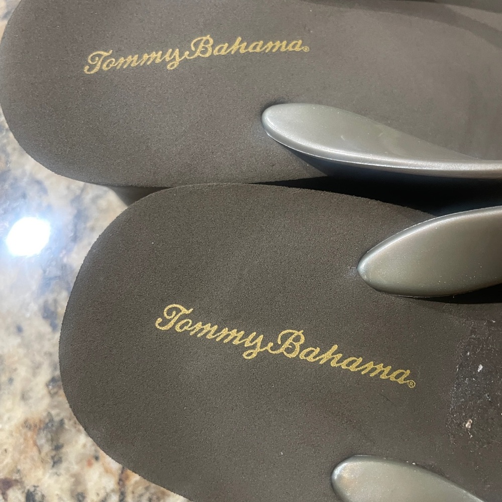 Tommy Bahama Gray Flip Flops with Gold Starfish Rhinestones - Picture 5 of 6